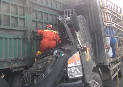 高速悲劇 夫妻養(yǎng)蜂車追尾半掛車，駕駛室被撞成連體，女子不幸身亡