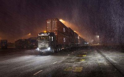 750馬力對(duì)決750噸 沃爾沃FH16環(huán)衛(wèi)車挑戰(zhàn)300米超長(zhǎng)掛車壯舉